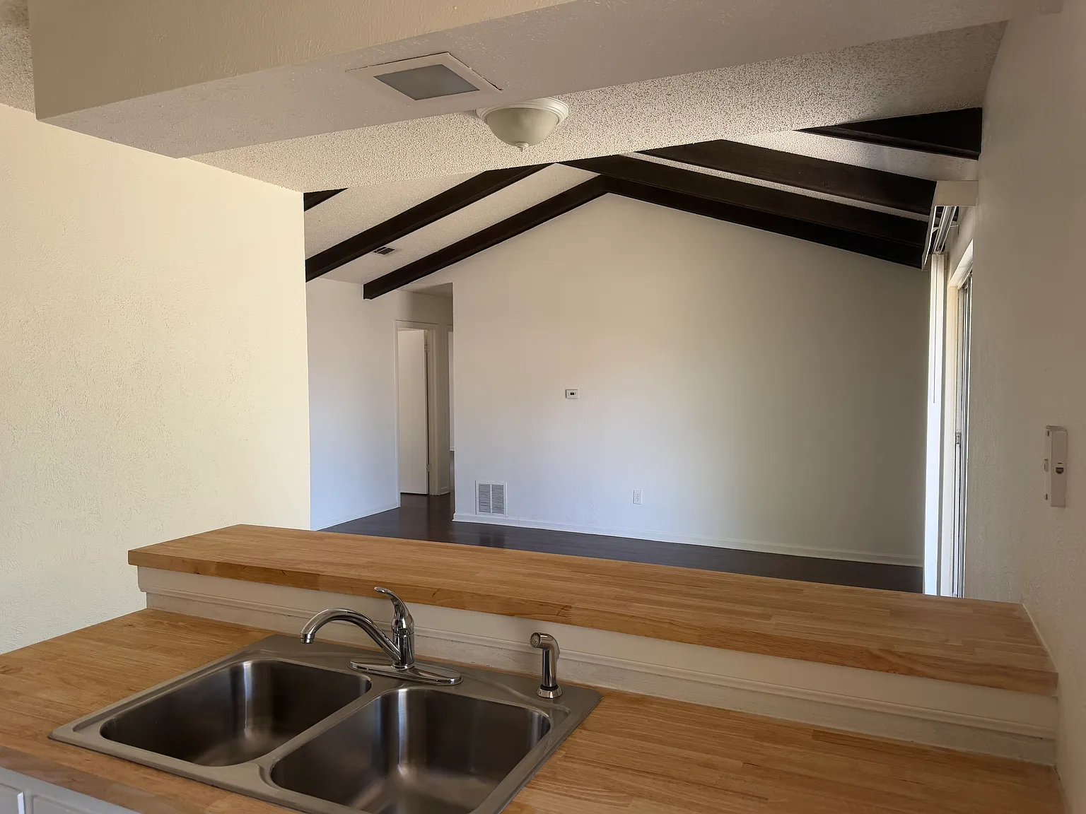 3 bed, 1017 sqft, $2,000 — Photo 3