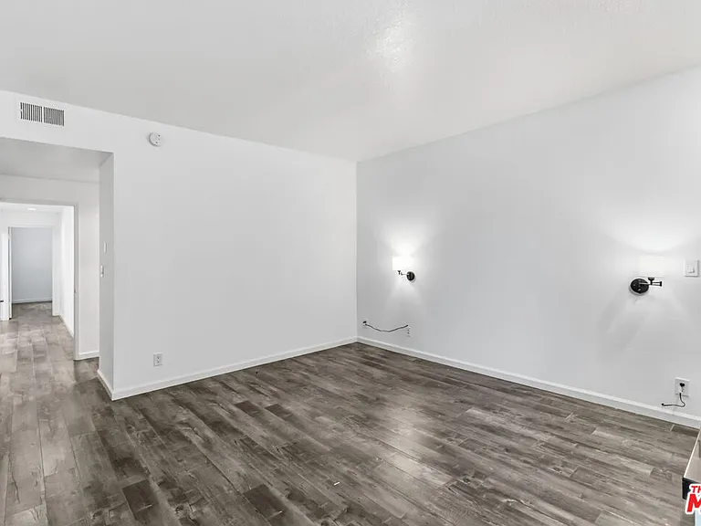 500 S Barrington Ave #2 — Photo 17