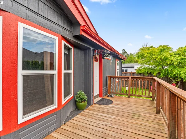 977 Island St, Springfield, OR 97477