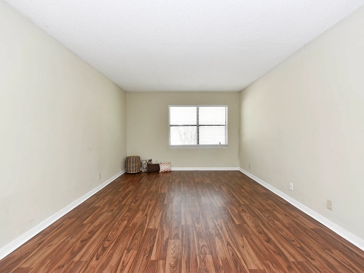 2 bed, 1.5 bath, 850 sqft, $1,049 — Photo 2