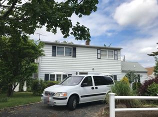 77 Prairie Ln, Levittown, NY 11756