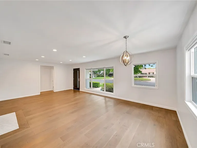 4833 Longridge Ave — Photo 7