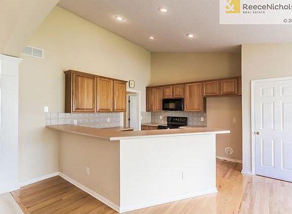 Large Kitchen Bar with eat in kitchen.