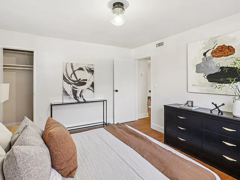 Cameron Court Apartments — Photo 57