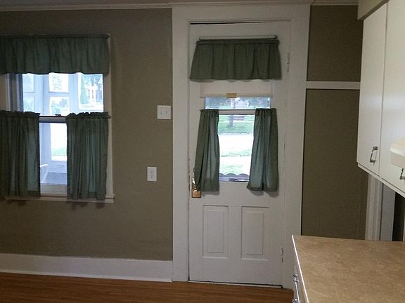 5th image of 819 Spink St