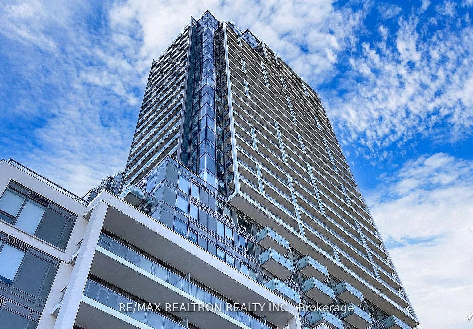 M2M Condos — Photo 2