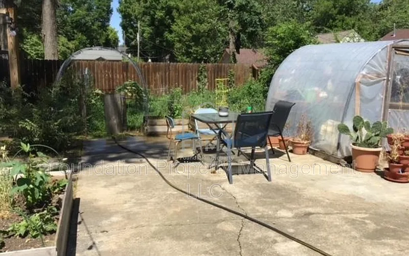 4 bed, 2.0 bath, 1433 sqft, $1,300 — Photo 4