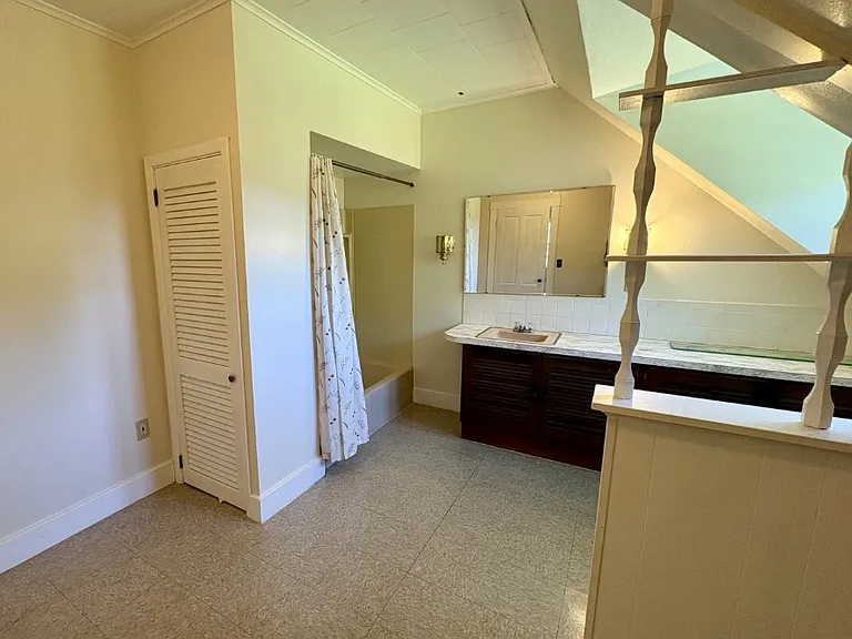 Upstairs full bathroom