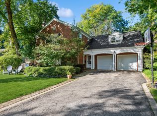 915 Pawnee Rd, Wilmette, IL 60091