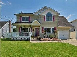 526 18th St, West Babylon, NY 11704