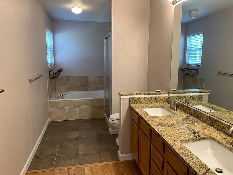Primary bath w/soaking tub and shower