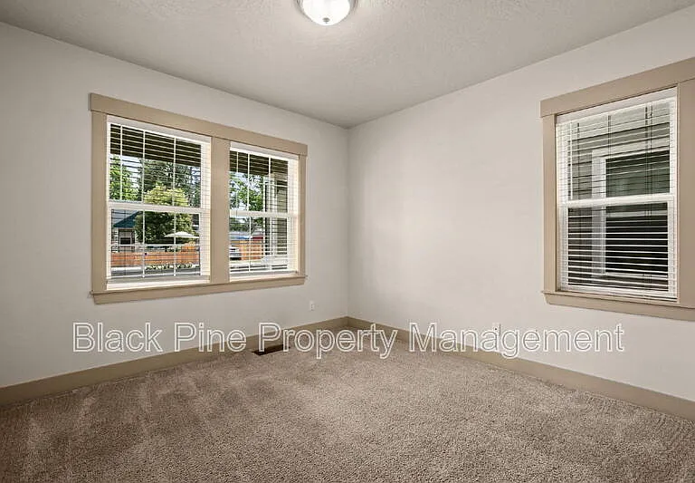 909 N 31st St — Photo 32