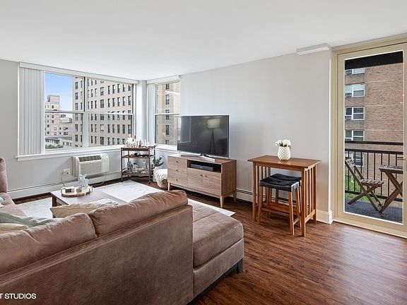 2nd image of 3033 N Sheridan Rd APT 811