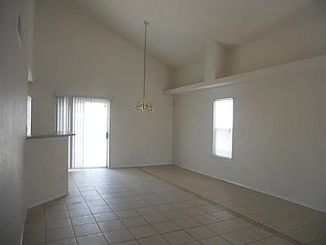3 bed, 2.5 bath, 1579 sqft, $1,600 — Photo 2