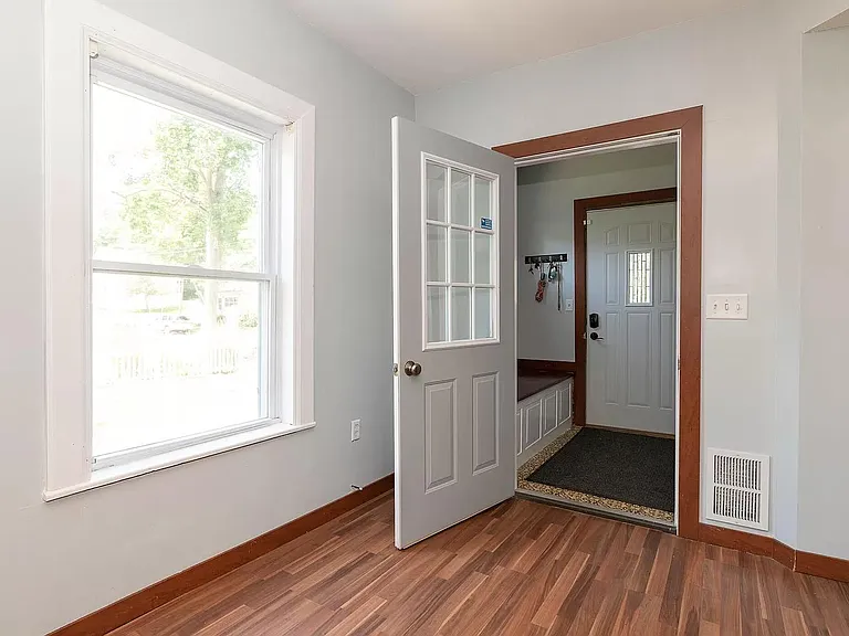 1227 Jefferson Ave — Photo 9