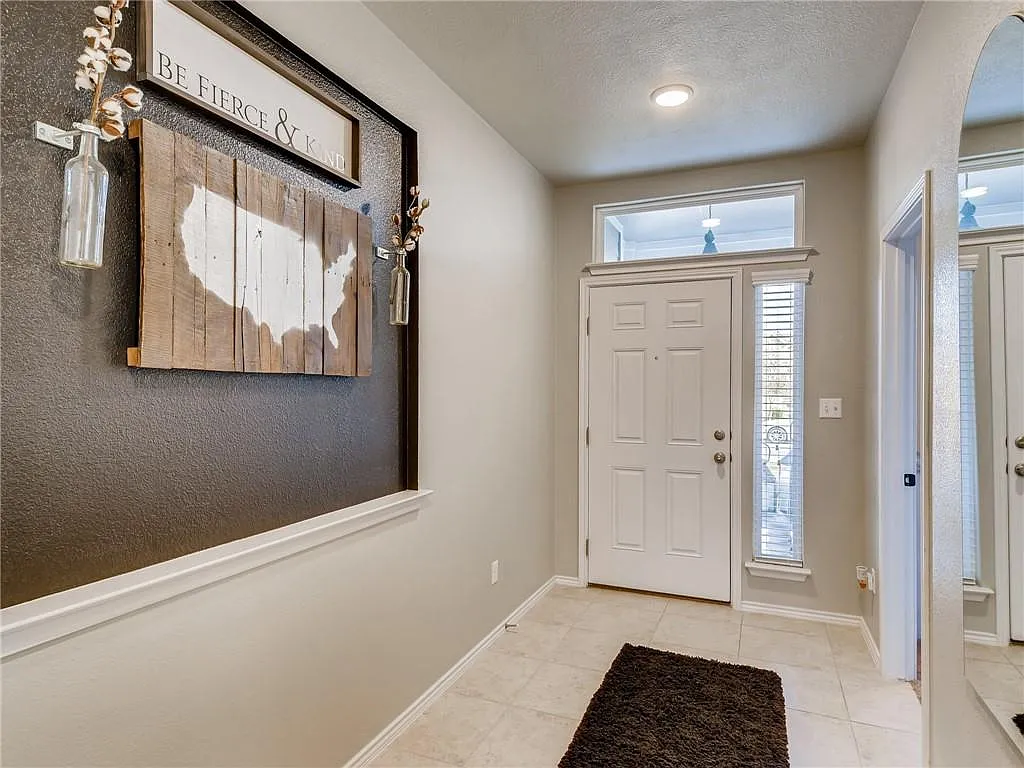 4 bed, 2.0 bath, 1909 sqft, $2,125 — Photo 3