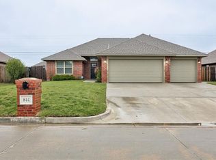 844 SW 10th St, Moore, OK 73160
