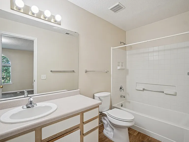 Sterling Pointe Apartments — Photo 53