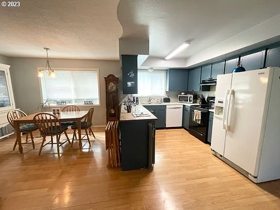 4th image of 12513 NE 16th Ave