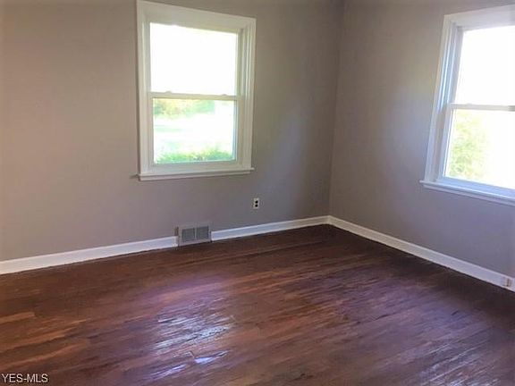 4th image of 377 Willard Ave SE