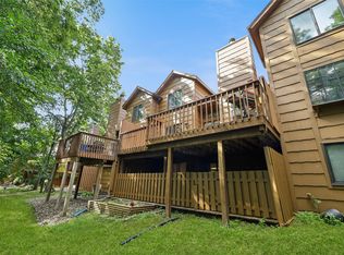 7020 Oak Brook Dr, Urbandale, IA 50322