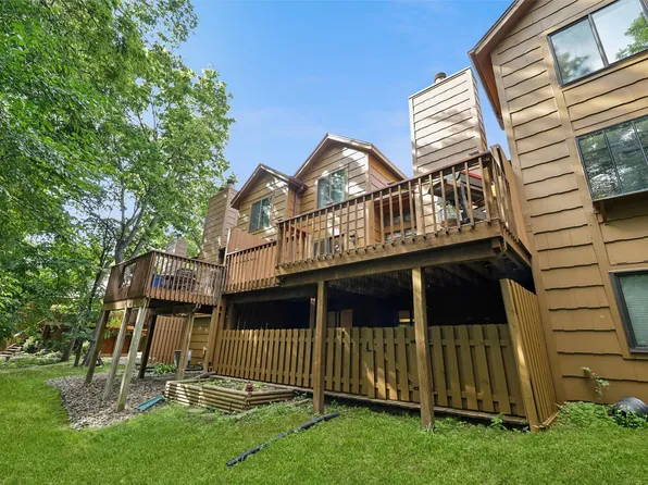 7020 Oak Brook Dr, Urbandale, IA 50322
