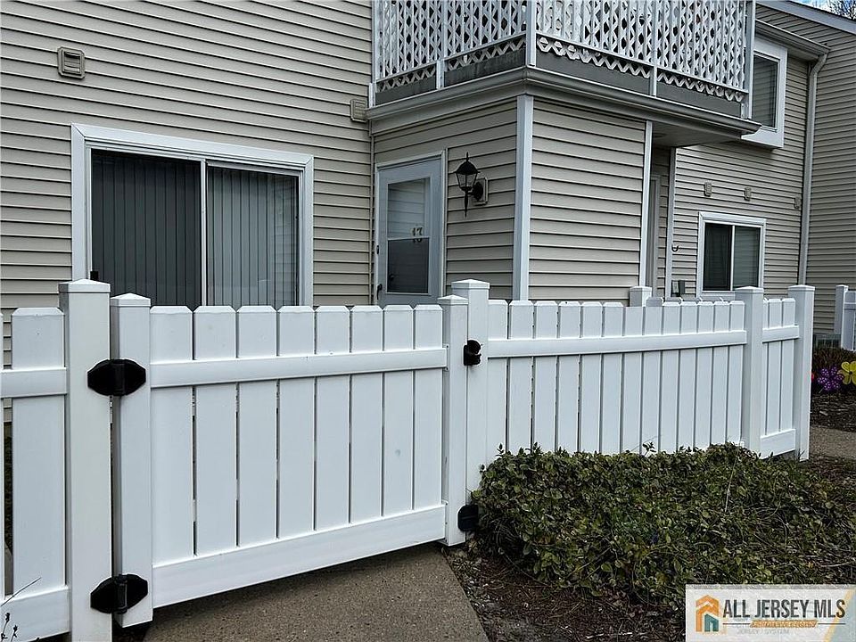 1st image of 13 Sweetgum Ln
