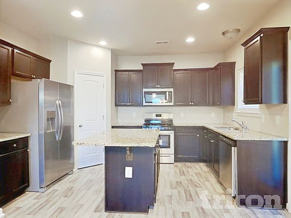 4th image of 228 Arbor Dr
