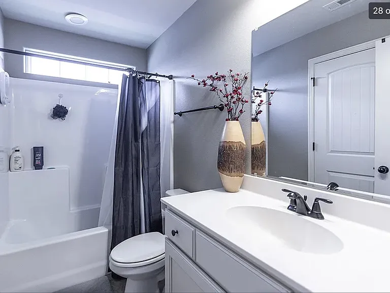 604 N Longfellow Ln — Photo 3