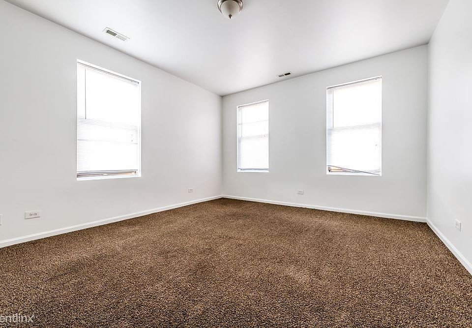 423 N Central Apartments Chicago Living Room_01