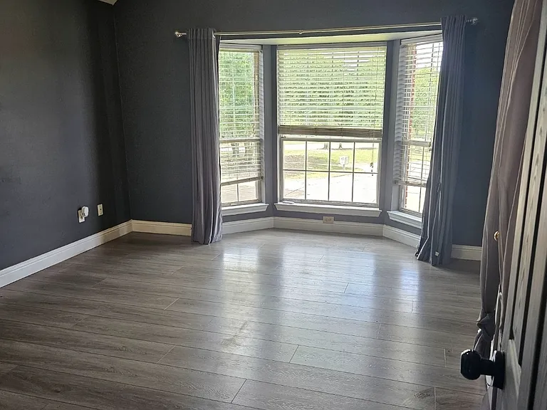 1929 Lakeview Cir — Photo 14