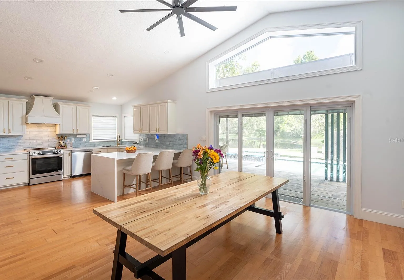 4 bed, 2.0 bath, 1931 sqft, $3,400 — Photo 3