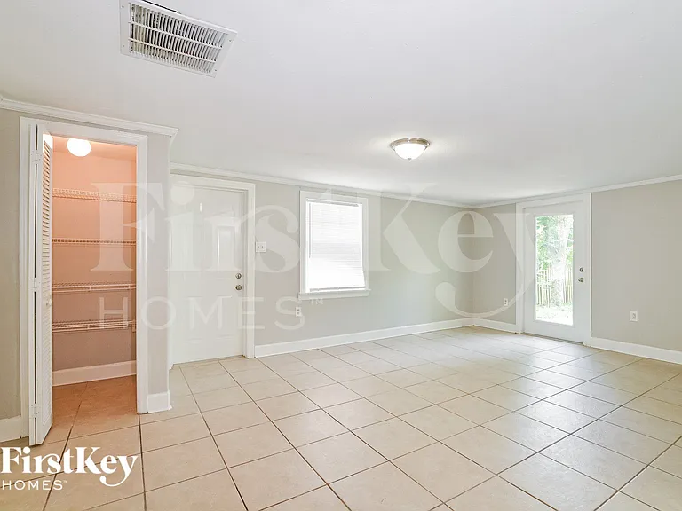 561 Monroe Ave — Photo 13