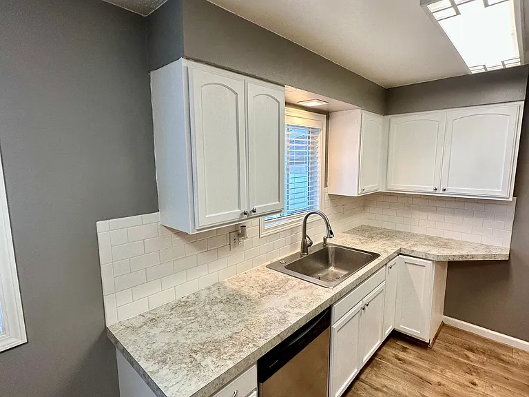 5411 N Oak St — Photo 5