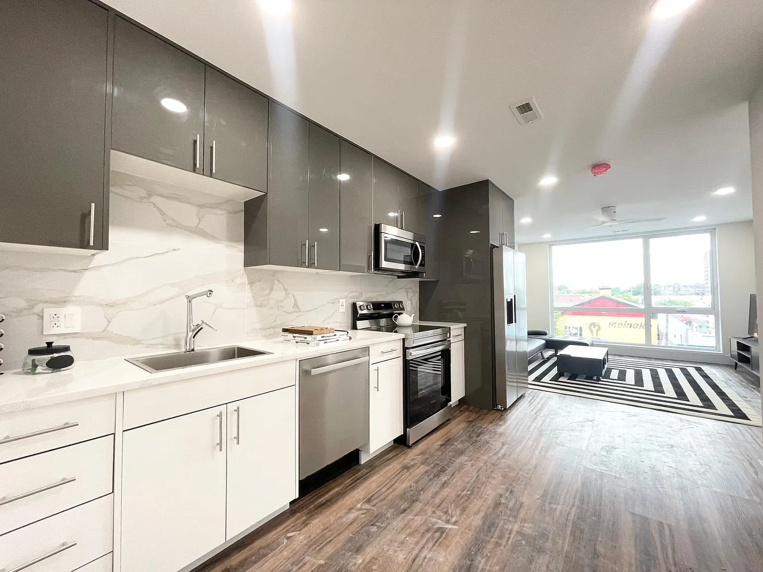 2 bed, 1000 sqft, $2,200 — Photo 3