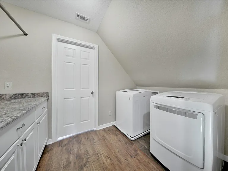 710 W Rollingwood — Photo 22