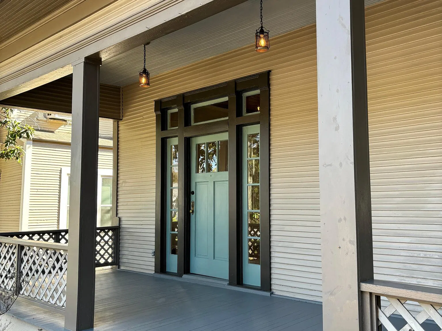 822 W Mistletoe Ave — Photo 2