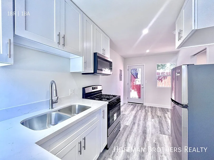 418 N Sierra Bonita Ave Los Angeles, CA 90036 — Photo 2