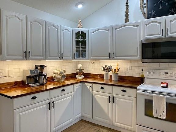 3rd image of 262 N Heather Dr