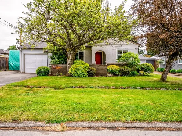 1663 Freeman Ave, Saanich, BC V8P 1P5