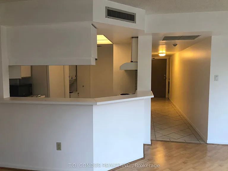 1001 Bay St #404 — Photo 2
