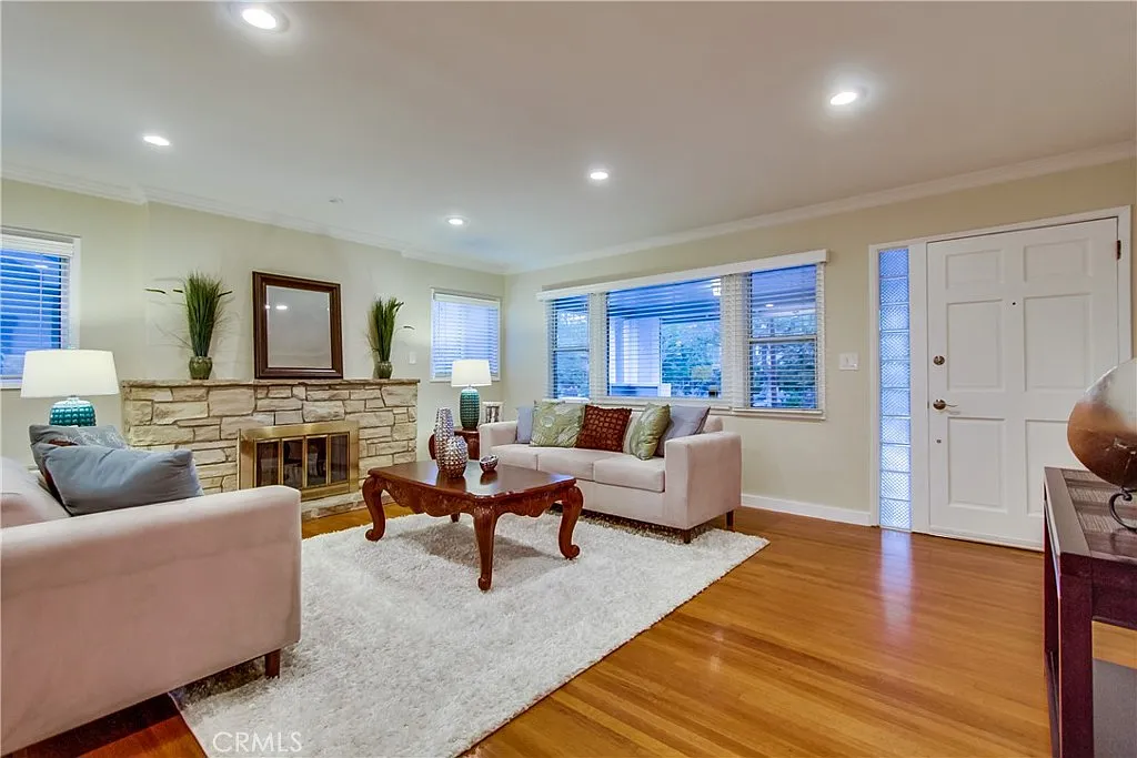 6 bed, 2406 sqft, $7,900 — Photo 3