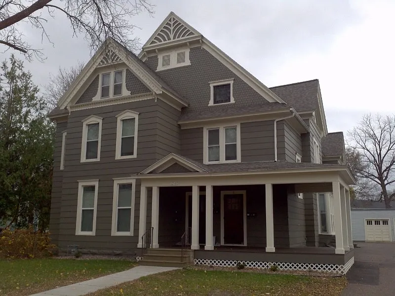 1218 Graham Ave — Photo 1