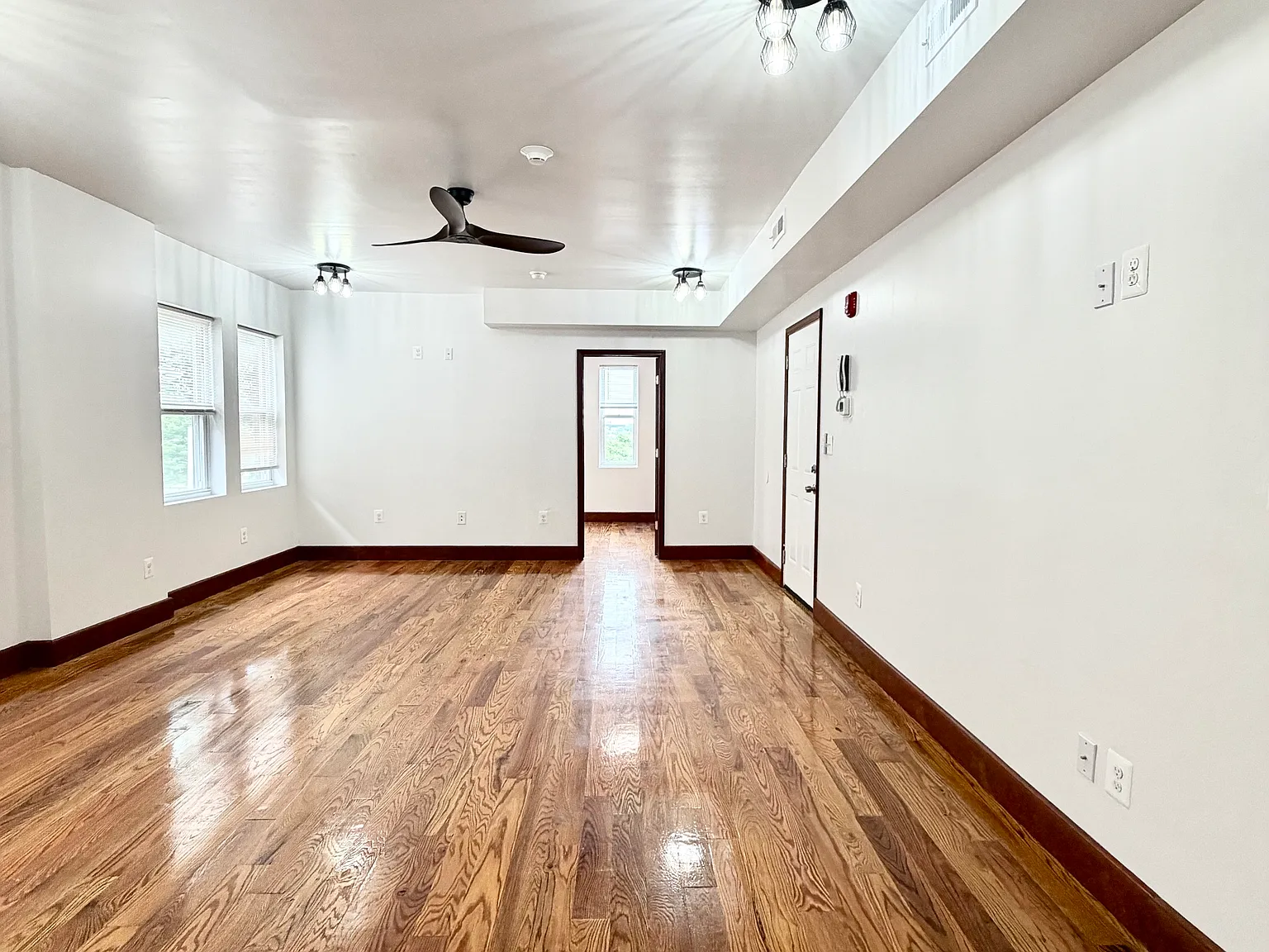 2 bed, 890 sqft, $1,500 — Photo 4