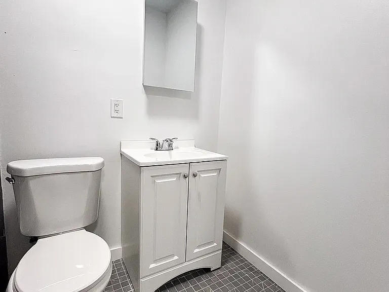 226 E 14th St #1T — Photo 7