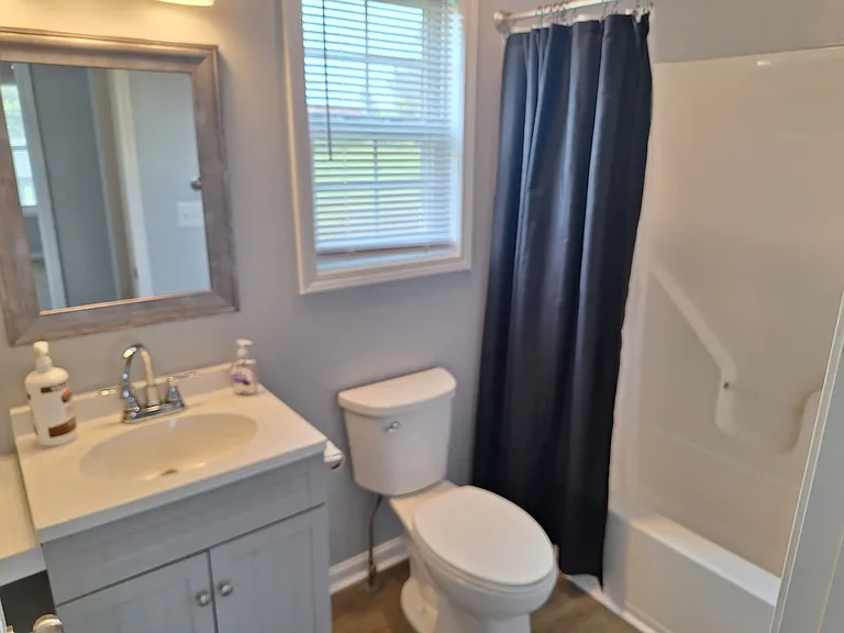 Full main level bathroom.