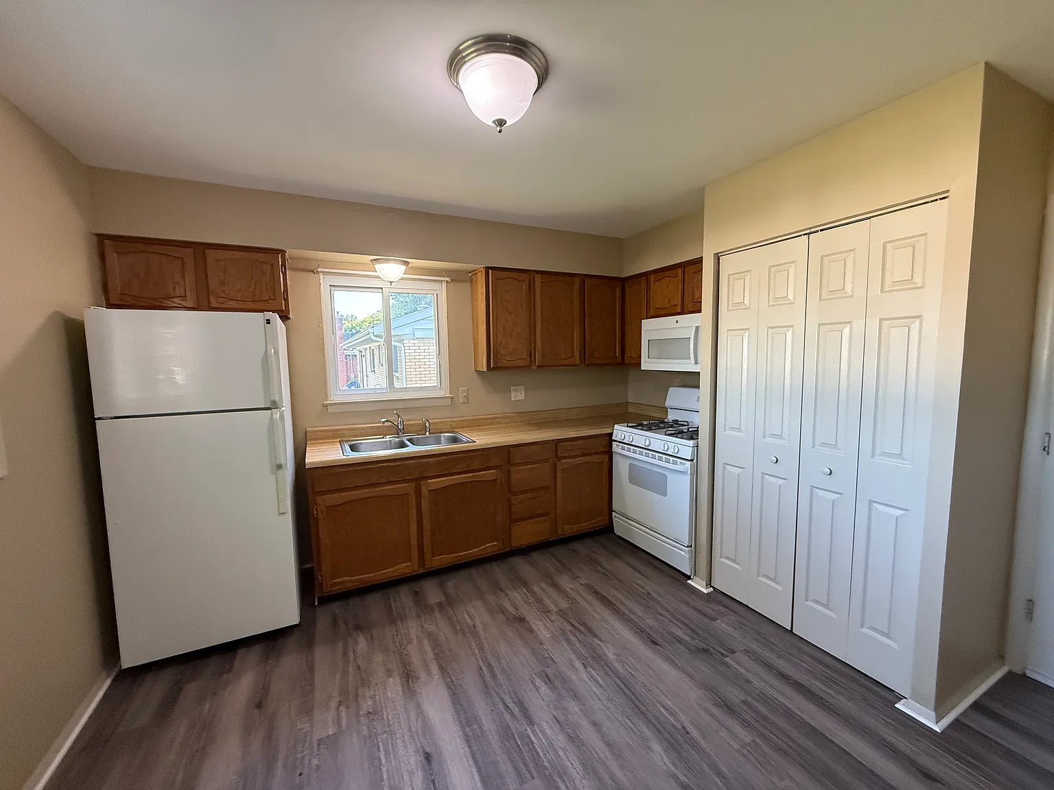 3 bed, 1.5 bath, 1127 sqft, $1,900 — Photo 3