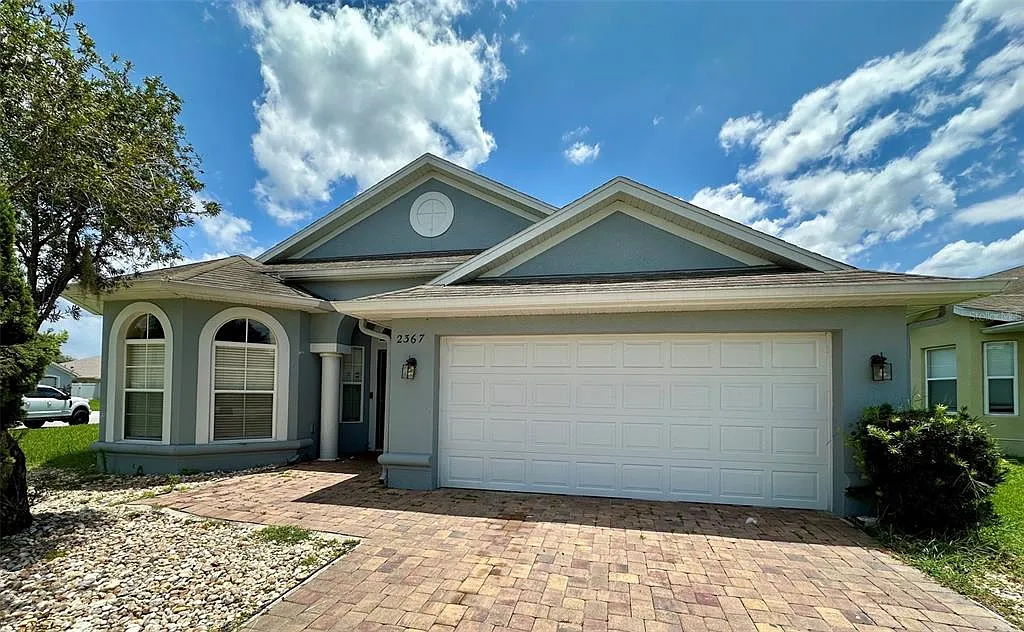4 bed, 2.0 bath, 1868 sqft, $2,300 — Photo 1