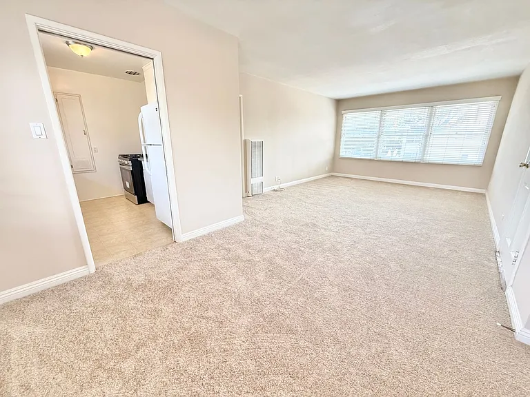 Beautiful Park Estates Apartment for Rent — Photo 4