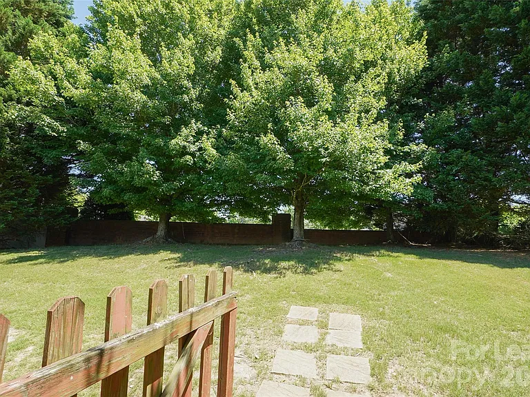 2411 Normancrest Ct — Photo 20